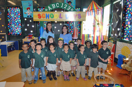 El grupo azul, integrado por los alumnos en su mayoría de cuatro años, junto a las educadoras Evelyn Flores y Omayra Torres.