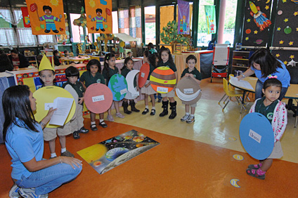 En esta actividad, los niños aprenden sobre los planetas a través de juegos y canciones.