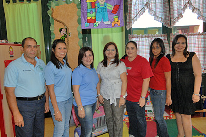 El equipo de trabajo del Centro. Desde la izquierda, Miguel A. González, empleado de mantenimiento; Evelyn Flores, Omayra Torres; la directora, Maribel González; Carmen M. Chaparro, María de los A. Ruiz; y la asistente administrativa, Damaris González.