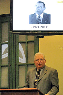 El doctor Alejandro Ruiz ofreció el mensaje principal durante un homenaje que se rindió en la memoria de Pietri Oms.