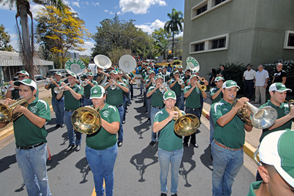 La Banda del Colegio encabezó el desfile por las calles del Recinto con motivo del inicio de Cinco días con nuestra tierra.