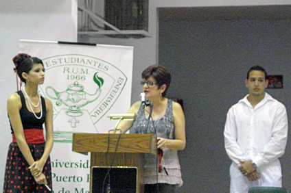 A cargo de la bienvenida, Franchelis Olavarría y Kedwin Alvarado, presidenta y secretario de la AEE, respectivamente. Al centro, la profesora Zaida L. Torres, directora del Departamento de Enfermería.