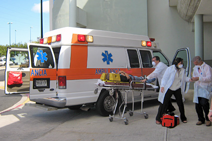 El personal de Servicios Médicos se trasladó hasta el área de Administración de Empresas para simular la asistencia requerida.