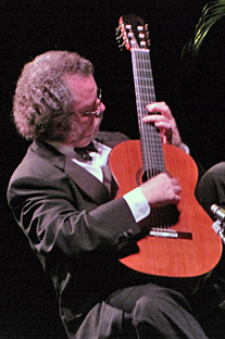 El maestro Manuel Barrueco se presentó en el Teatro Yagüez como parte del Festival Casals.