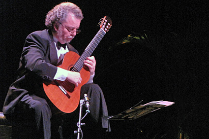 Durante el recital, Barrueco estrenó la Sonata de guitarra del compositor puertorriqueño Roberto Sierra.