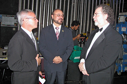 Tras finalizado el concierto Barrueco, (a la derecha) compartió con el presidente interino de la UPR, Miguel A. Muñoz (izquierda) y con el rector interino del RUM, Jorge Rivera Santos.