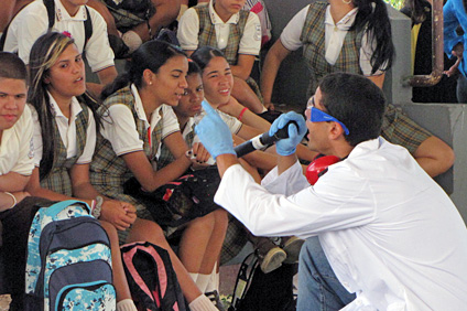 Los colegiales de Ciencias sobre Ruedas realizaron demostraciones científicas, como parte de la Feria del RUM, en la escuela García Giusti.