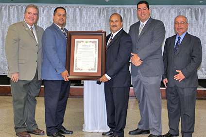 Miembros del Colegio de Ingenieros y Agrimensores de Puerto Rico entregaron una proclama para conmemorar el aniversario.