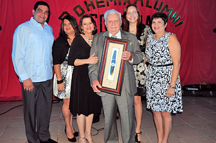 Miembros del Comité para la Celebración del Centenario obsequian al segundo Rector del RUM con una obra del artista Denis Bracero.