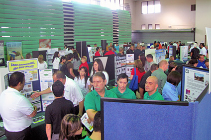 Panorama general de la exhibición de afiches alusivos a los proyectos presentados por alrededor de 40 empresas.