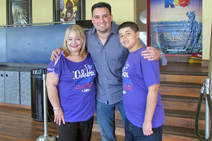 Desde la izquierda, Zoraida Vallejo y Ediel Varela, padrinos del Relevo por Vida, y Frank Jesús, niño símbolo.