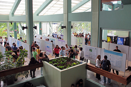 Decenas de colegiales presentaron sus investigaciones durante el Sigma Xi Poster day.