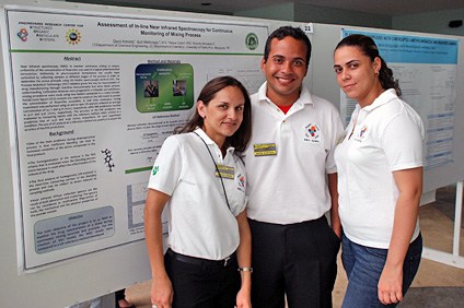 Desde de la izquierda la estudiante graduada Yleana Colón y los estudiantes subgraduados David Acevedo y Ilich Maldonado.