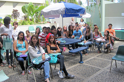 Algunos de los alumnos asistentes que laboran en la Biblioteca, durante el homenaje que se les rindió en el nuevo patio interior.