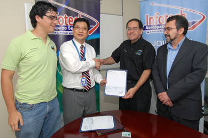 Carlos Solá, capitán del equipo AeroDesign; Dr. Gilmer Burgos, ingeniero jefe de Infotech; Dr. David Serrano, consejero de los jóvenes de AeroDesign; y el decano de Ingeniería, Dr. Jaime Seguel durante la entrega del donativo al equipo.