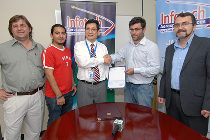 El Dr. Gustavo Gutiérrez, director de INME; Rodrigo Carrazo, vicepresidente de AIAA; Burgos; Dr. Stéfano Leonardi, consejero de AIAA; y el Decano de Ingeniería.