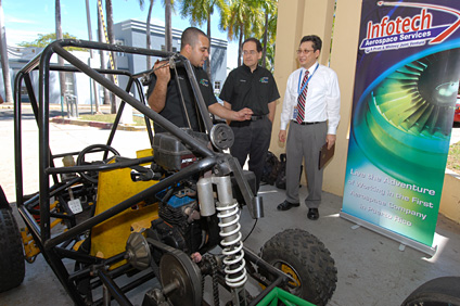 El estudiante Jesús Luna, del equipo de Mini Baja SAE, explica al doctor Serrano y al doctor Burgos algunos de los detalles del proyecto.