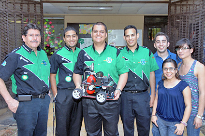 El Cokí Racing Team está compuesto por doce estudiantes de INQU e INME del RUM. Les acompaña su consejero, el doctor Antonio Estévez.