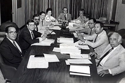 El doctor Omar Ruiz, primero a la izquierda, durante una reunión de la Junta Administrativa en compañía de otros decanos y directores de principios de la década del ochenta.