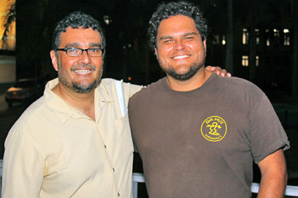 Desde la izquierda, el doctor David González Barreto, creador del proyecto, y Omar “Pichón Duarte” Ortiz, productor y editor del video.