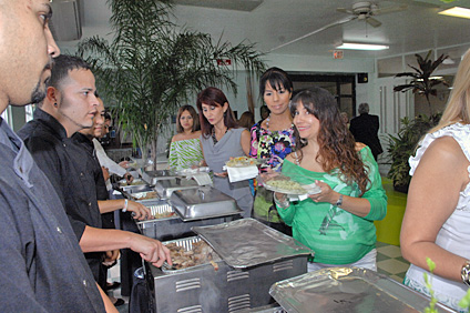 Estos trabajadores fueron agasajados con alimentos, regalos y otras sorpresas.