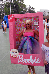 La conocida muñeca Barbie, estrella de varias películas, no podía faltar en la celebración.