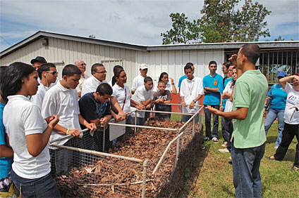 Los visitantes aprendieron sobre diversos temas de los proyectos de investigación que se llevan a cabo en la Finca.