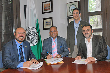 Desde la izquierda Jorge Rivera Santos, rector interino del RUM; Juan M. Rivera Ávila, de Essroc; Omar I. Molina, catedrático de INCI; y Jaime Seguel, decano de Ingenería.