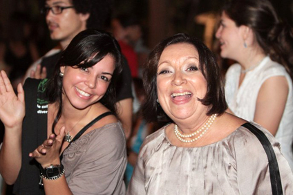 La doctora Lydia Margarita González Quevedo, a la derecha, comparte con una de las estudiantes participantes.