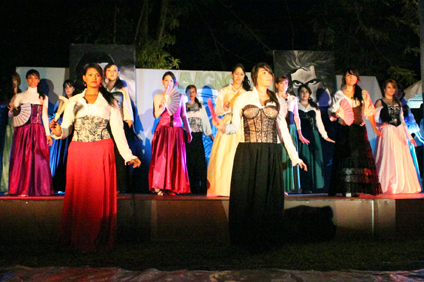 Un grupo de jóvenes bailó la danza puertorriqueña Recuerdos de mi Borinquen.