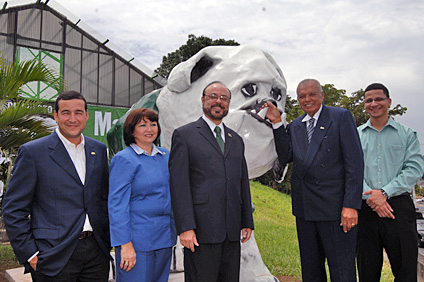 En el orden acostumbrado: Gil Pérez, vicepresidente de El Mesón Sandwiches; Wanda Hernández, gerente de la sucursal del RUM del Banco Popular; Jorge Rivera Santos, rector interino del RUM; Santos Alonso, presidente de Supermercados Mr. Special; y el ingeniero Josué Montañez, ayudante especial del alcalde de Mayagüez, José Guillermo Rodríguez.