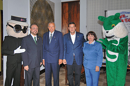 Mr. Special, personaje de la cadena de supermercados y Tarzán, la mascota colegial, también dijeron presente durante la actividad.