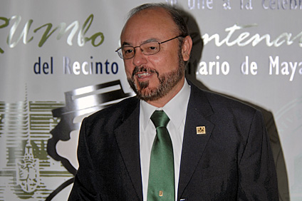 El rector interino, Jorge Rivera Santos, mostró orgulloso su corbata con el logo del Centenario colegial. También luce el pinche conmemorativo.