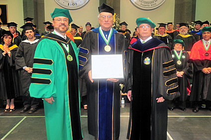 La Universidad de Puerto Rico le otorgó el grado de profesor emérito al doctor Fernando Pla Barby (centro). En la izquierda el rector interino, Jorge Rivera Santos y el presidente de la UPR, Miguel A. Muñoz.