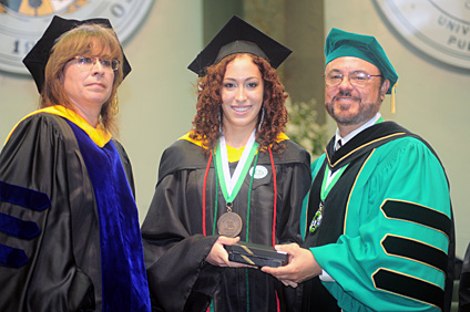 Laura Rosado Maldonado, al centro, recibió la más alta distinción por graduarse con promedio perfecto.