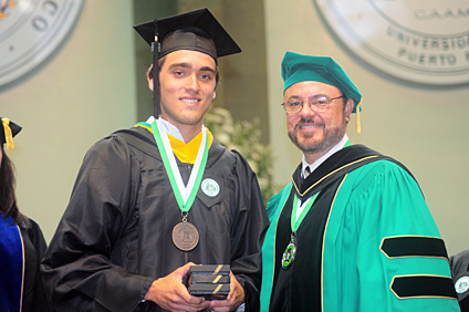 Alejandro López Cruz recibió el premio Stefani Rafucci, por terminar su grado con 4.0; le entrega la distinción el Rector interino, doctor Jorge Rivera Santos.