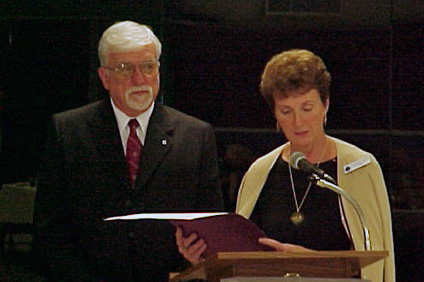 Momento en que Susan Skemp, Presidenta de la American Society of Mechanical Engineers (ASME), confirió la distinción de Fellow Member al doctor Fernando E. Pla Barby en octubre de 2002.