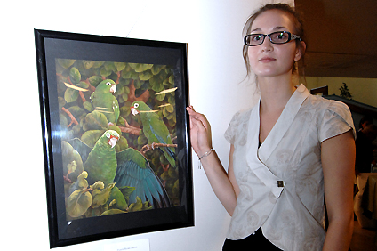 La artista francesa Audrey Guiblet donó doce pinturas de las fotos que tomó al observar la especie en el Zoológico de Puerto Rico.