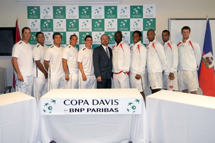 El rector del RUM, doctor Jorge Rivera Santos compartió con ambos equipos durante el sorteo de jugadores.