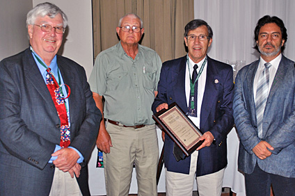 El doctor Danilo Cianzio Mujica, catedrático jubilado de INPE, recibió el Premio Brith Weight Trait Leader por el Proyecto Ganado Carne.