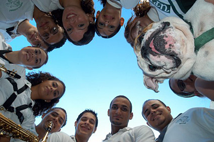 El can junto a los estudiantes de la Banda del Colegio.