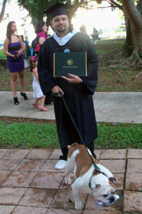 Los graduandos no perdían la oportunidad para obtener su foto con el venerado perro.