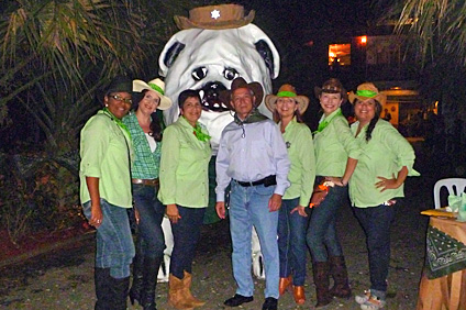 El presidente de la UPR, doctor Miguel A. Muñoz, también dijo presente en la actividad. Lo acompañan, algunas de las organizadoras de la Jarana. En el orden acostumbrado: Lucy Serrano, Zobeida López, Ellen Ríos de Acarón, Madelyn Ríos, Madeline Rodríguez y Yomarachaliff Luciano.