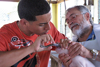 Víctor Israel Vélez (izquierda), fue uno de los pocos voluntarios que realizó los procesos que les enseñó el doctor Víctor Siberio (derecha).