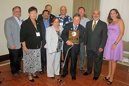 También se le dedicó la actividad al profesor jubilado Jenaro R. Negrón (en el centro). En la foto acompañado por familiares y compañeros de INCI.