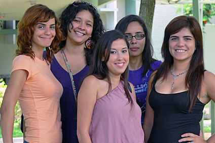 Parte de las estudiantes que completaron su trabajo de investigación en el curso Seminario de Estudios Hispánicos.