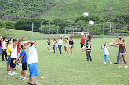 Los jóvenes participaron de clínicas de balónmano y voleibol, entre otras actividades.