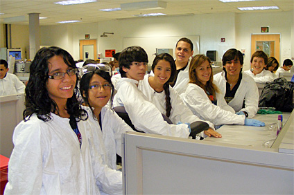 El objetivo consistió en orientar a los jóvenes para que opten por la Biotecnología como opción de estudios.