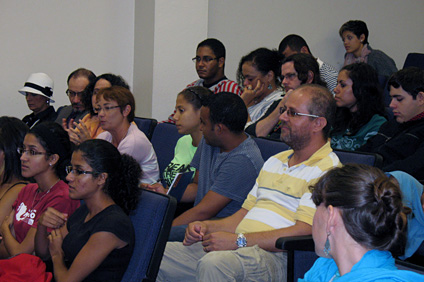 La concurrida actividad tuvo lugar en el RUM y sirvió de encuentro para colegas, estudiantes interesados en asuntos relacionados con el quehacer puertorriqueño.