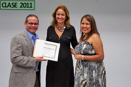 Dora Berenguer, al centro, es la Administradora del Hospital de Vieques y graduada de la iniciativa. La acompañan, el doctor José Vega, director del CDE y la ingeniera Vera Santiago, coordinadora del Certificado.